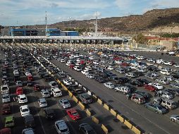 El cierre, que se extendió por más de una hora, generó un embotellamiento de automóviles dirigidos hacia la Unión Americana. EFE/M. Ascencio
