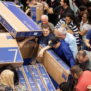 Compradores abarrotan tiendas de EU en ''viernes negro''