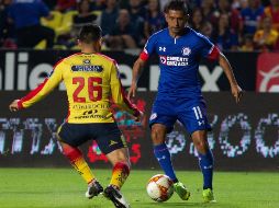 El jugador de Morelia Aldo Rocha (i), pelea por el balón con Elías Hernández (d), de Cruz Azul. EFE/E. Granados