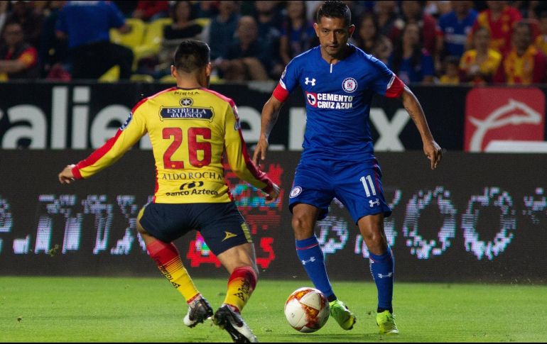 El jugador de Morelia Aldo Rocha (i), pelea por el balón con Elías Hernández (d), de Cruz Azul. EFE/E. Granados