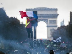 Los granaderos de la Gendarmería francesa han respondido rociando a los manifestantes con cañones de agua y lanzando gases lacrimógenos contra los contestatarios en una verdadera batalla campal con la policía. EFE / C. Petit