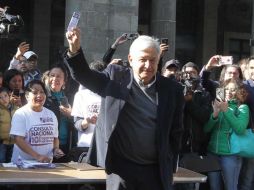 Acude a las mesas de votación a las 09:07 horas y hace fila durante unos minutos, para posteriormente entintarse el dedo, dialogar con al población y posar para los medios. NTX / G. Durán