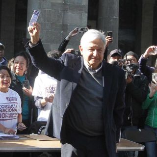 López Obrador vota en consulta ciudadana sobre Tren Maya