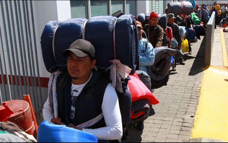 En el auditorio, los migrantes centroamericanos esperan a representantes de la Coparmex, quienes les ofrecerían empleo para permanecer legalmente en el país. NTX / ARCHIVO