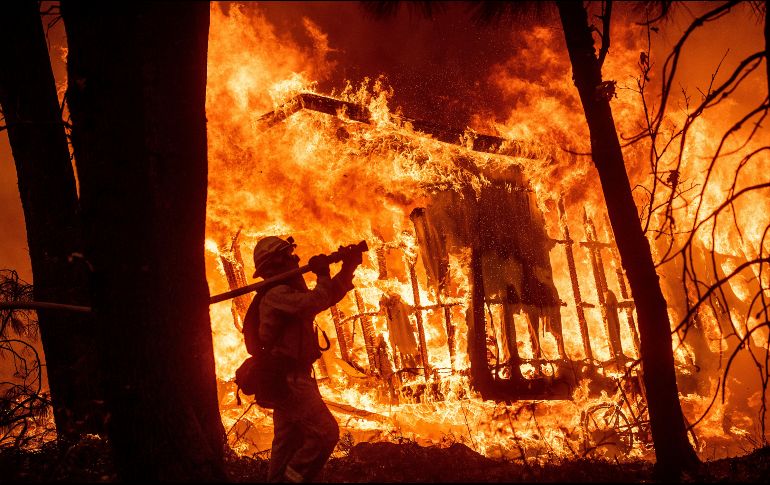 El incendio forestal ha sido catalogado como el más mortífero en la historia de California, ha destruido casi 62 mil hectáreas y ha sido contenido en un 95 por ciento gracias a las lluvias en el aire. AP / ARCHIVO