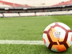 Jugadores del Boca fueron agredidos por aficionados del River en las inmediaciones del Estadio Monumental, previo al partido que está programado para jugarse a las 14:00 horas tiempo de México. TWITTER / @Libertadores