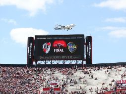 El autobús de Boca Juniors fue atacado por seguidores de River. EFE/R. Martínez