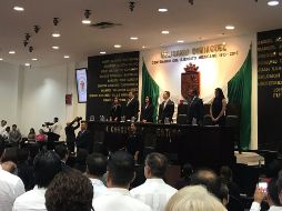 Al término del informe, Velasco Coello y varios diputados y senadores abandonaron el Congreso de Chiapas en medio de un fuerte operativo de seguridad. TWITTER/@NancyGdepaz