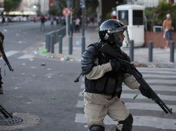 Fanáticos de ambos equipos y policías protagonizaron fuertes enfrentamientos. AP/S. Pani