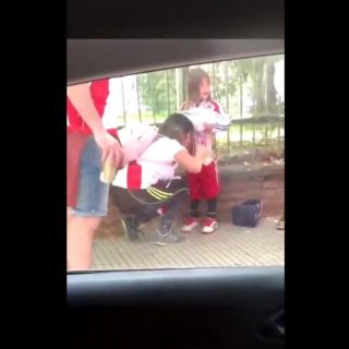 Investigan a mujer que usó niña para esconder bengalas en Final River-Boca