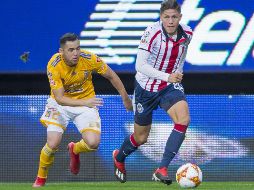 El rojiblanco trató de hacer este movimiento al verse acosado por tres jugadores de Tigres. MEXSPORT/C. de Marchena