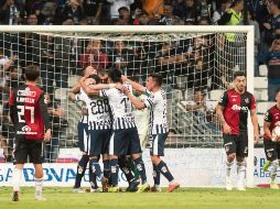 Los regiomontanos celebran el gol de Rogelio Funes Mori, ayer en la cancha de los norteños. EFE