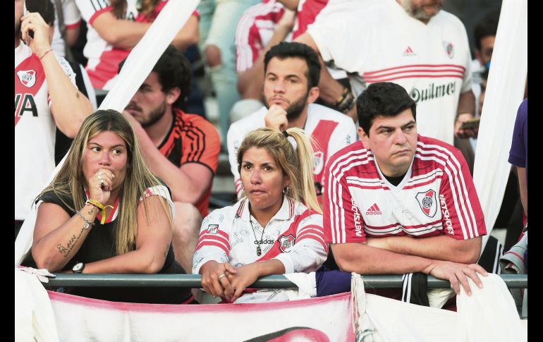 Los buenos aficionados de River Plate lucen desilusionados en las gradas del Estadio Monumental, tras anunciarse la postergación del partido. AP