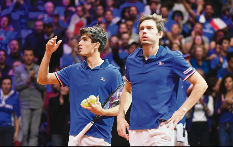 Pierre-Hugues Herbert (izq.) y Nicolas Mahut le dieron esperanzas al equipo francés de seguir con vida en la Copa Davis ante Croacia, al imponerse ayer en el duelo de dobles. AFP / P. Hunguen