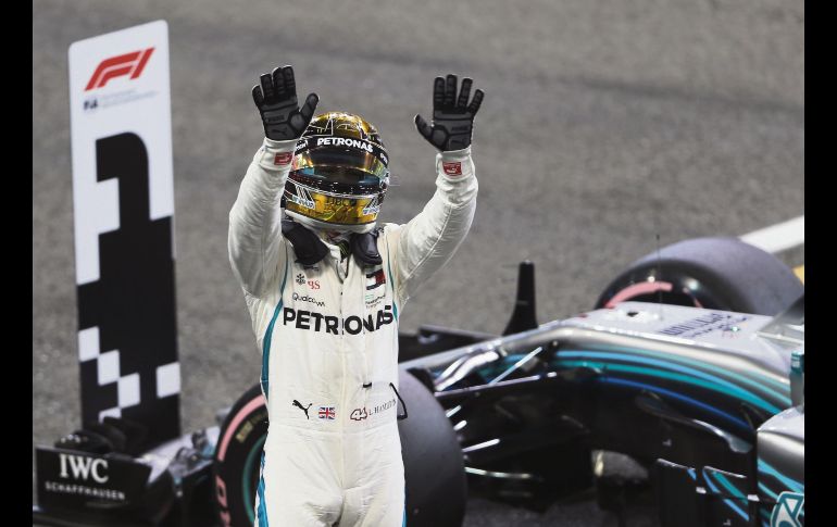 Lewis Hamilton firmó la pole ayer en Yas Marina, y esta mañana buscará su triunfo número 11 en la temporada para confirmar su dominio en el año. AP / K. Jebreili