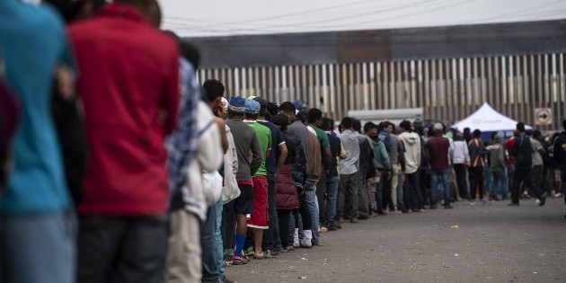 Trump recomienda a M&eacute;xico ser "inteligente" y frenar las caravanas migrantes