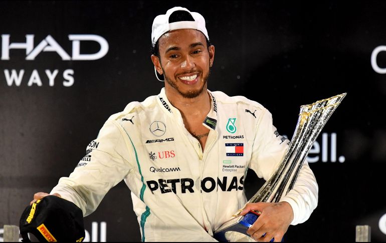Hamilton celebra su triunfo en la última carrera de la temporada de la Fórmula Uno. AFP / A. Isakovic