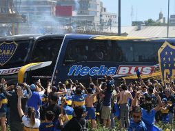 El autobús de Boca fue atacado ayer sábado por aficionados de River. AFP/J. Romero