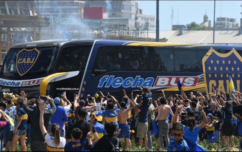 El autobús de Boca fue atacado ayer sábado por aficionados de River. AFP/J. Romero