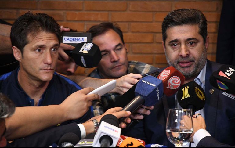 Daniel Angelici (D), presidente de Boca, apareció ante la prensa acompañado de Guillermo Barros Schelotto (I), entrenador del equipo. EFE/J. Romero