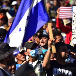 Desesperados, migrantes reclaman ser recibidos por EU