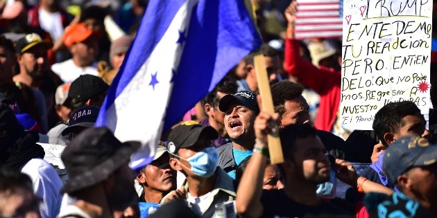 Desesperados, migrantes reclaman ser recibidos por EU
