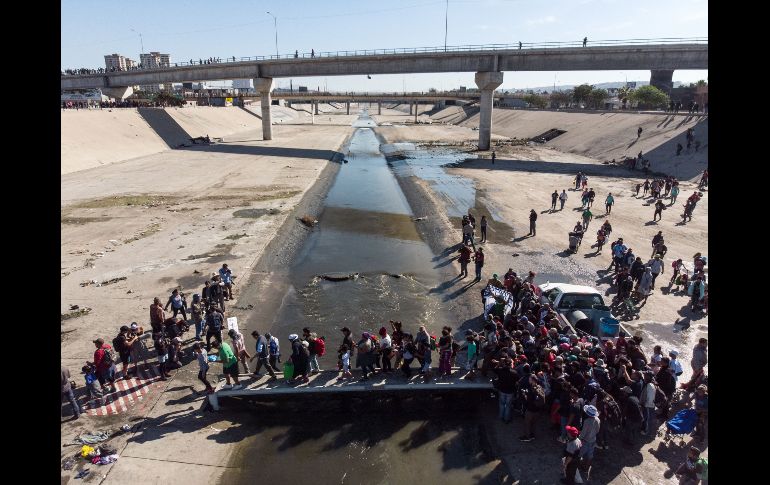 Decenas de migrantes evadieron el cerco policial en el lado mexicano para intentar llegar a la garita estadounidense en El Chaparral. AFP/G. Arias