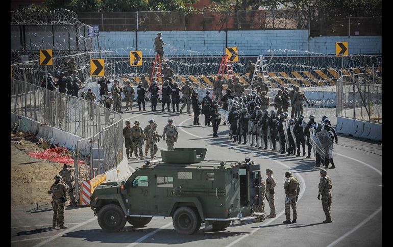 Militares estadounidenses y elementos de la Patrulla Fronteriza vigilan en el cruce de San Ysidro, California. AFP/S. Huffaker