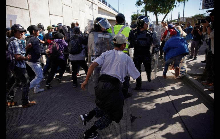 Migrantes evadieron el cerco policial y empezaron a correr hacia el cruce fronterizo.
