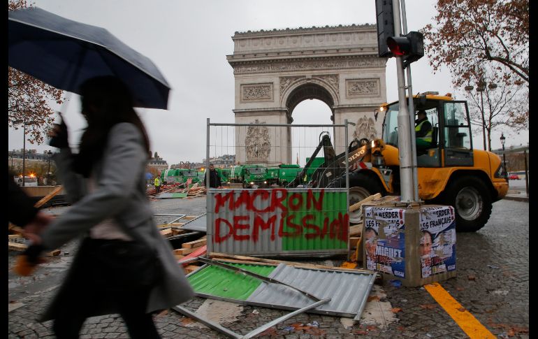 Una grúa remueve objetos de una barricada en los Campos Elíseos de París. Manifestantes protestaban contra el incremento en los precios de los combustibles y el gobierno del presidente Emmanuel Macron. AP/M. Euler