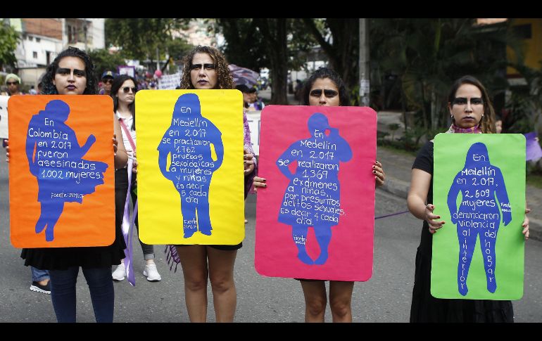 Cientos de mujeres participan en una marcha en el marco del Día Internacional de la No Violencia contra la Mujer en Medellín, Colombia. EFE/ L. Noriega