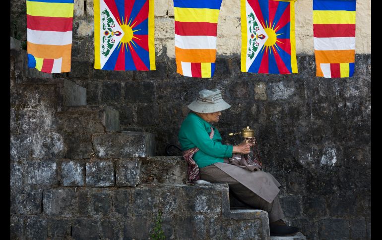 Una exiliada tibetana aguarda en Dharmsala, India, para dar la bienvenida a su líder espiritual, el Dalai Lama. AP/A. Bhatia