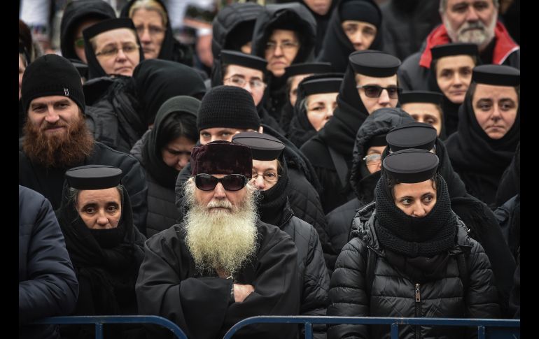 Ortodoxos asisten a una ceremonia de consagración en una catedral en construcción en Bucarest, Rumania. AFP/D. Mihailescu