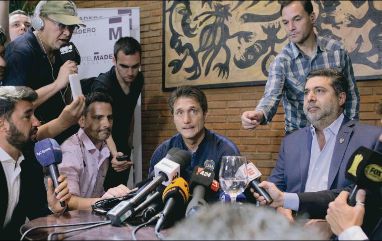 El DT xeneize Guillermo Barros Schelotto y el presidente boquense, Daniel Angelici, explicaron que el plantel está golpeado por las agresiones sufridas el sábado. AP