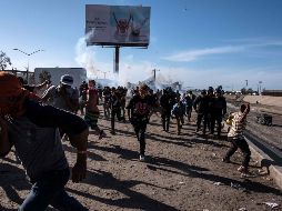 Miembros de la Caravana de migrantes centroamericanos intentaron ingresar a las garitas El Chaparral y San Ysidro, donde fueron repelidos por agentes de Estados Unidos. AFP/G. Arias