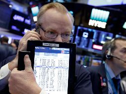 El índice industrial Dow Jones registra este lunes un alza de 221.39 puntos (0.91 por ciento) al situarse en 24 mil 507.34 unidades. AP / ARCHIVO