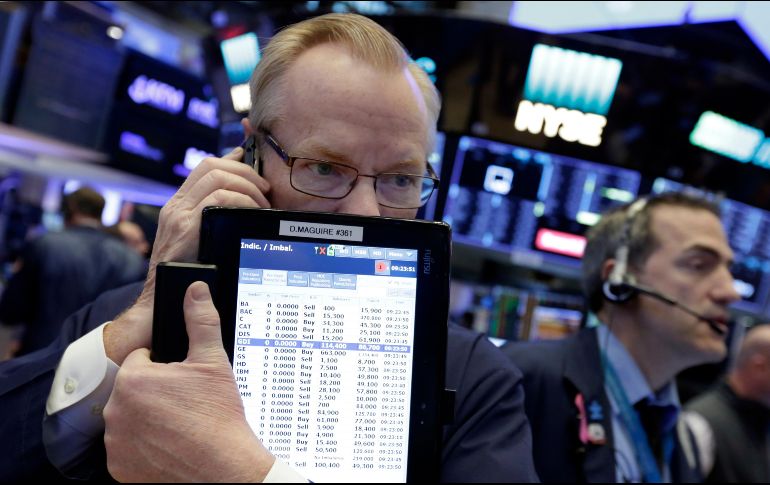 El índice industrial Dow Jones registra este lunes un alza de 221.39 puntos (0.91 por ciento) al situarse en 24 mil 507.34 unidades. AP / ARCHIVO