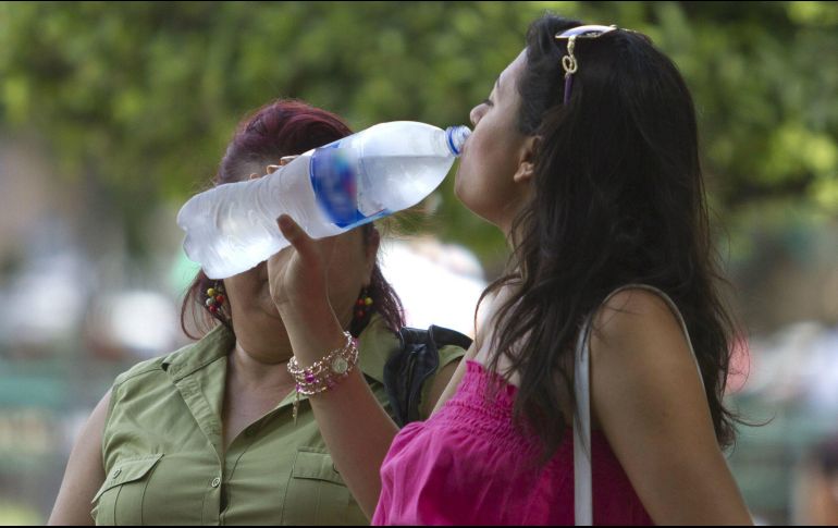 Expertos piden beber la suficiente agua al día sin esperar a que el cuerpo la pida, pues tener sed es indicador de que el cuerpo ya está deshidratado. NTX / ARCHIVO