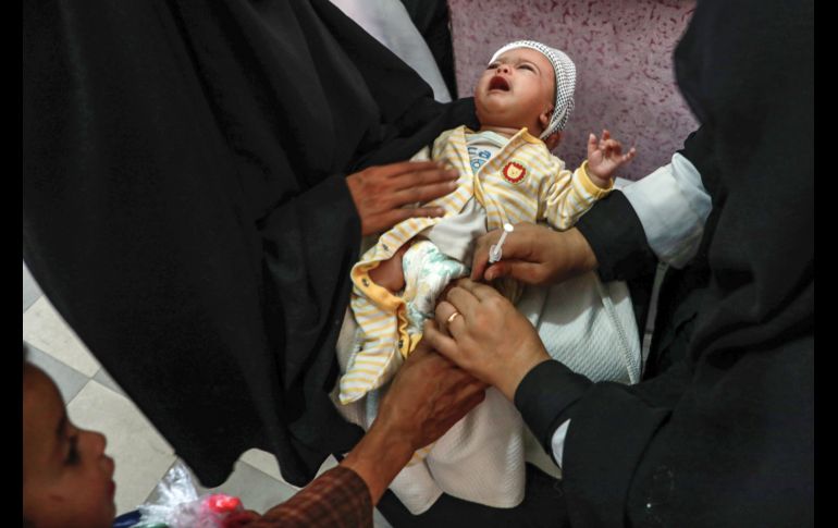 Un bebé recibe una vacuna conta la polio, en el marco de una campaña de vacunación en las afueras de Saná, Yemen. AFP/M. Huwais
