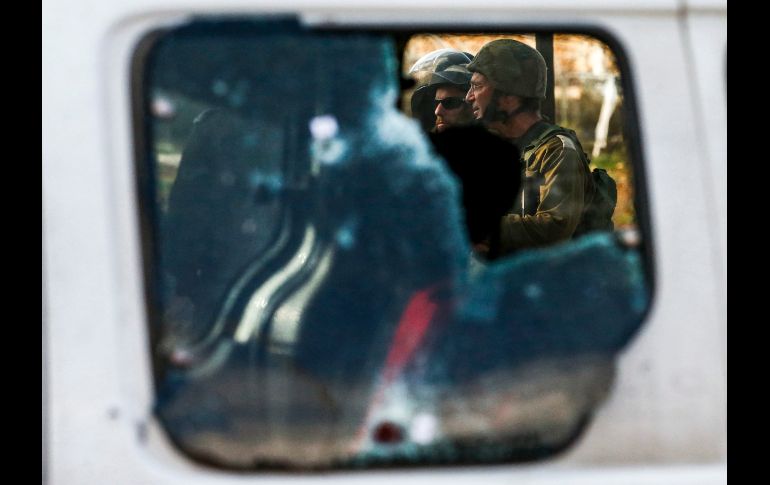 Soldados israelíes acuden al sitio en Bayt Ummar, en Cisjordania, donde un palestino atropelló a tres soldados israelíes, los cuales resultaron heridos. El atacante fue abatido. AFP/H. Bader