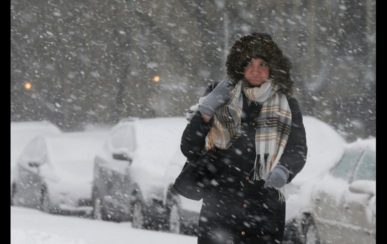Una mujer camina a una parada del camión mientras nieva en Chicago, Estados Unidos. AP/K. Sato
