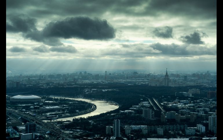 Vista aérea de Moscú que muestra el edificio principal de la Universidad Estatal de Moscú y el estadio Luzhniki. AFP/K. Kudryavtsev