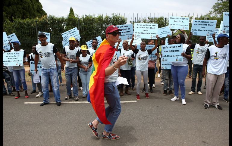 Integrantes de la comunidad LGBT protestan en Pretoria, Sudáfirca, en contra el gobierno de Tanzania, al que acusan de violación de derechos humanos y demandan que se libere a dos gays sudafricanos arrestados en Tanzania. AFP/P. Magakoe