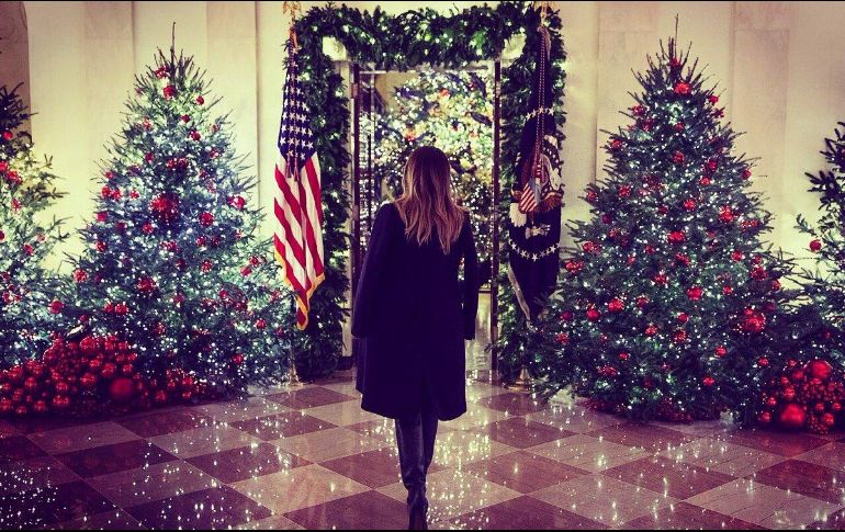 Melania compartió varias imágenes donde aparece caminado entre las decoraciones navideñas de este año. TWITTER / @FLOTUS