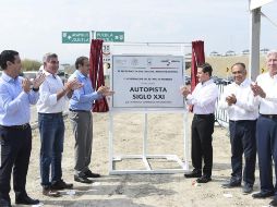 Peña inaugura la Autopista Siglo XXI, acompañado de los gobernadores de Puebla, Morelos y Guerrero. TWITTER / @cuauhtemocb10