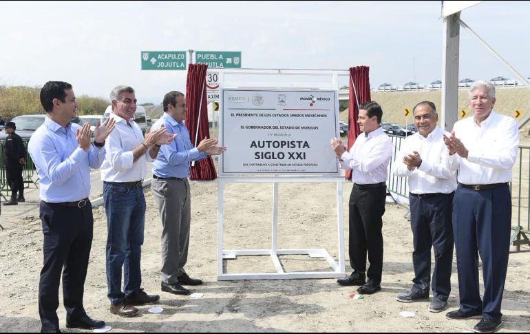 Peña inaugura la Autopista Siglo XXI, acompañado de los gobernadores de Puebla, Morelos y Guerrero. TWITTER / @cuauhtemocb10