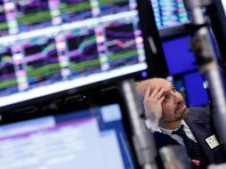La plaza accionaria local está presionada por el desplome que tuvo Grupo Financiero Banorte. AP/R. Drew