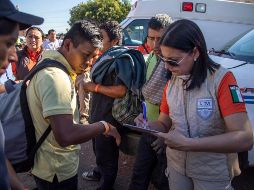 Al menos un bus con unos 40 migrantes, además de dos camionetas, partieron desde la Unidad Deportiva 