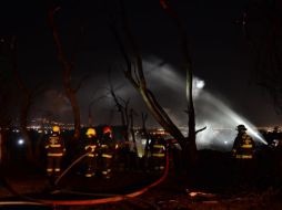 Personal de Pemex realiza ahora maniobras de enfriamento para poder sellar el ducto. ESPECIAL