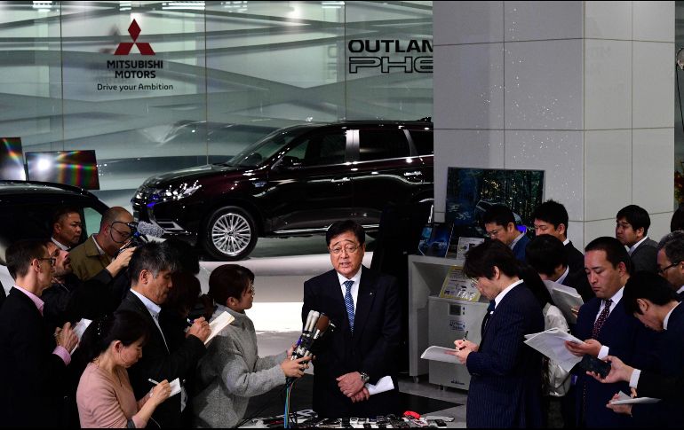 Osamu Masuko, presidente de Mitsubishi Motors, informa del despido de Carlos Ghosn. AFP/M. Bureau